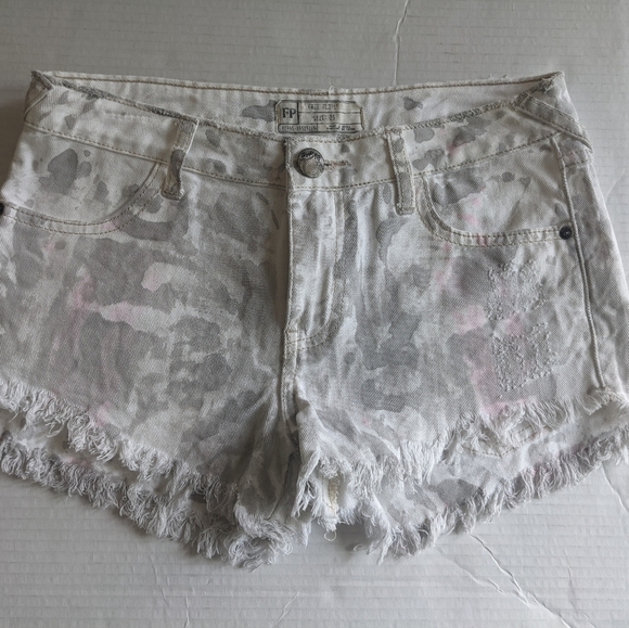 Free PEOPLE ICING WASH CUTOFF WHITE JEANS CAMO SHORTS MID-RISE SIZE 25 - Picture 12 of 13